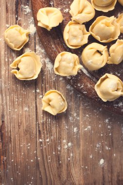 Ev yapımı ham İtalyan tortellini