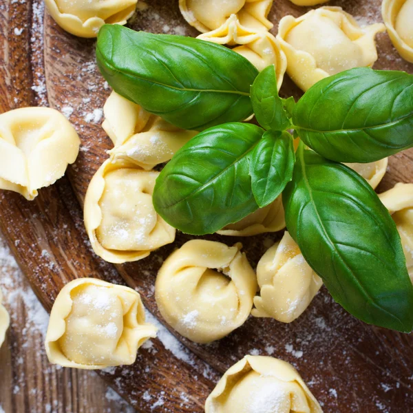Domowej roboty tortellini włoskiego surowca — Zdjęcie stockowe