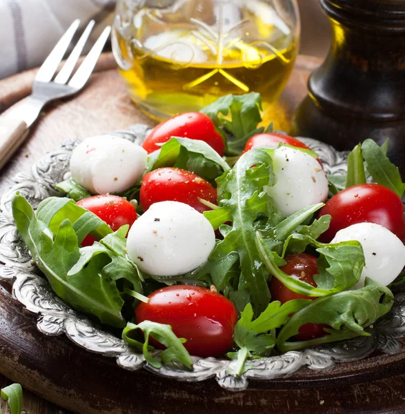 Fräsch italiensk sallad med mozzarellaost — Stockfoto