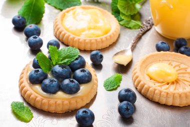 Limon Lor ve yaban mersini ile kırık tartı