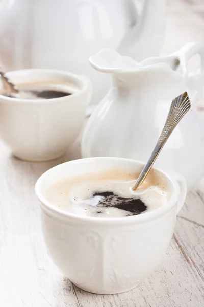 Tazza di caffè cuccioli e brocca di latte — Foto Stock