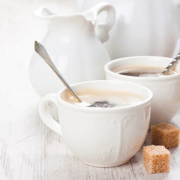 Чашка кави з цукровими кубиками та молочним глечиком — стокове фото