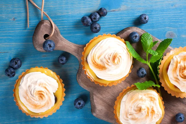 Mini lime curd tartlets med maräng. — Stockfoto