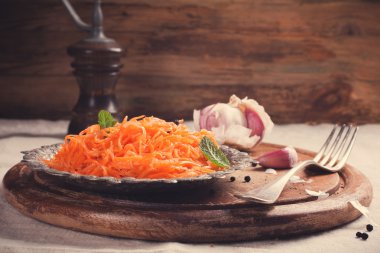 Baharatlı Korece tarzı havuç salatası metal plaka üzerinde