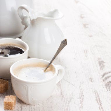 Kahve şeker yavrularını ve süt kabı ile