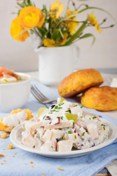 Salade de poulet aux raisins, pommes et canneberges — Photo