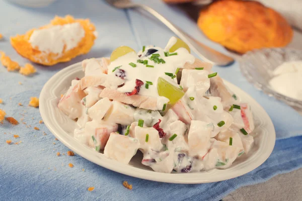 Ensalada de pollo con uvas, manzanas y arándanos — Foto de Stock