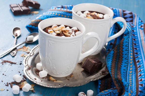 Twee kopjes chocolademelk amandel — Stockfoto