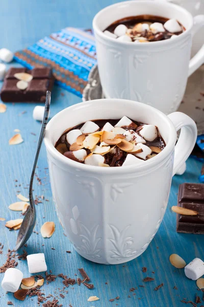 Twee kopjes chocolademelk amandel — Stockfoto