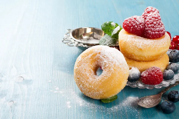 Café da manhã com mini donuts e bagas — Fotografia de Stock