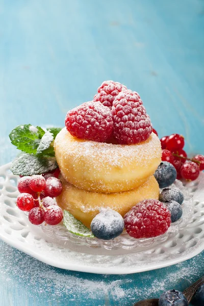 Frühstück mit Mini-Donuts und Beeren — Stockfoto