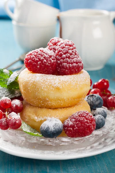 Frühstück mit Mini-Donuts und Beeren — Stockfoto