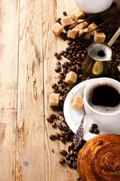 Old coffee pot and cup on wooden rustic background — Stock Photo, Image