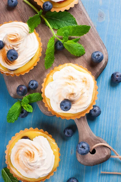 Mini lime curd tartlets with meringue. — Stock Photo, Image