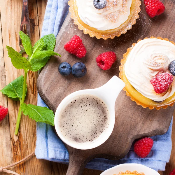 Homemade tartlets with lime curd and meringue — Stock Photo, Image