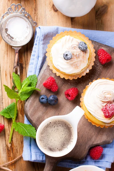 Hemgjord tartlets med lime curd och maräng — Stockfoto