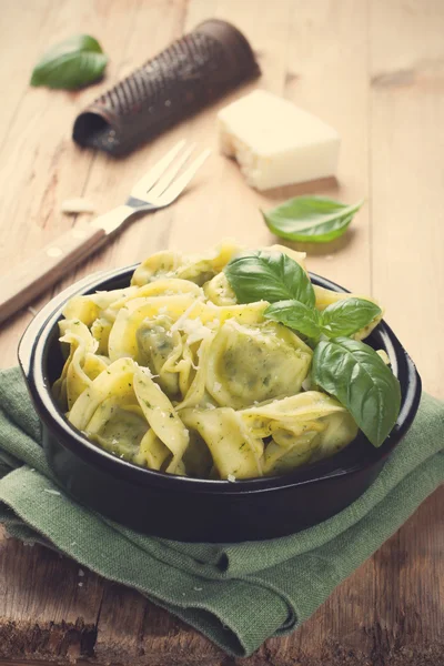 Lezzetli İtalyan tortellini tabak — Stok fotoğraf