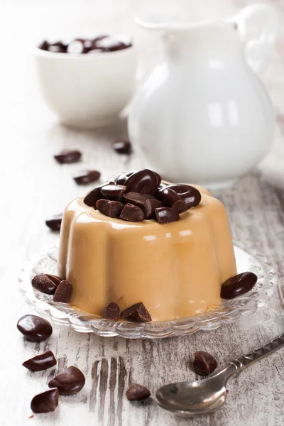 Kaffee-Panna-Cotta mit Schokoladenbonbons — Stockfoto