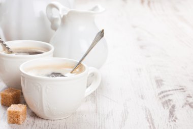 Kahve şeker yavrularını ve süt kabı ile