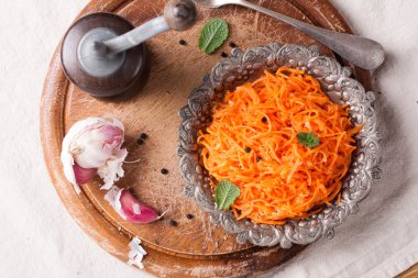 Lezzetli ve baharatlı havuç spagetti 