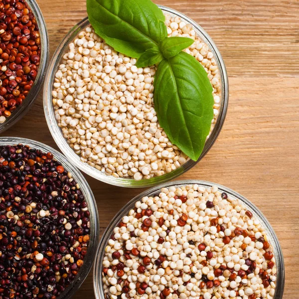 Grão de quinoa cru branco, vermelho, preto e misto — Fotografia de Stock