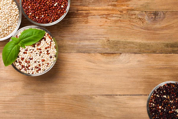 Grão de quinoa cru branco, vermelho, preto e misto — Fotografia de Stock