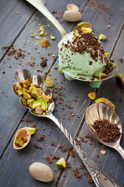 Lepel met gehakte pimpernoten (pistaches) en ijs — Stockfoto