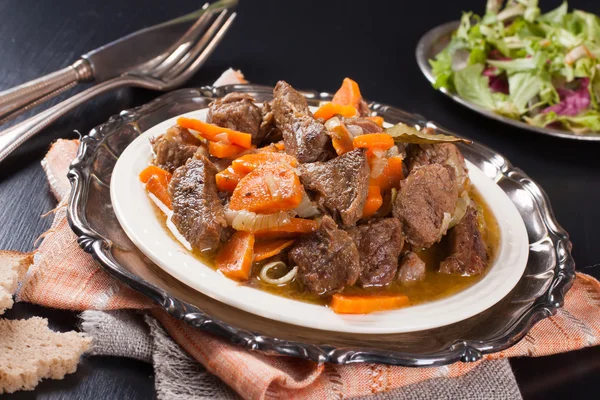 Beyaz tabakta lezzetli bourguignon sığır eti güveç