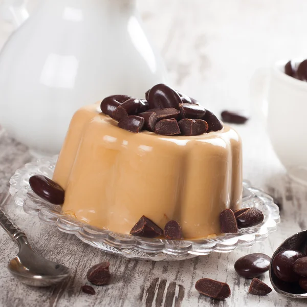 Koffie panna cotta met chocolade snoepjes — Stockfoto