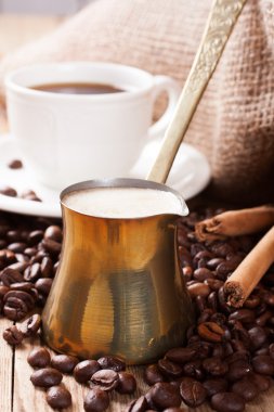 Ahşap rustik zemin üzerine eski cezve