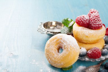 sabah kahvaltı mini donuts ve çilek ile