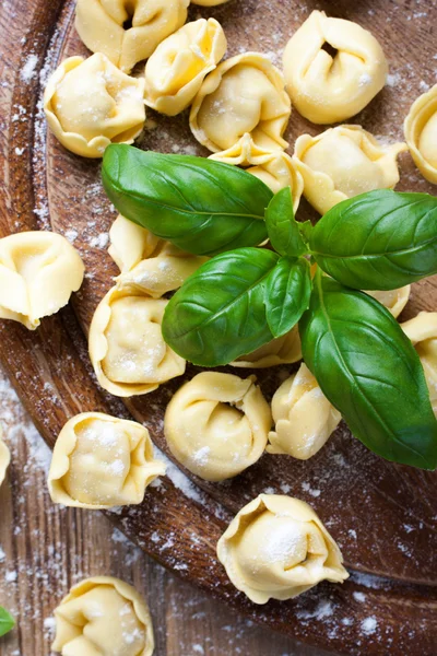 Domowej roboty tortellini włoskiego surowca — Zdjęcie stockowe