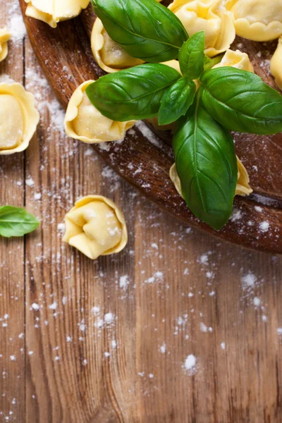 Hemgjord obehandlad italienska tortellini — Stockfoto