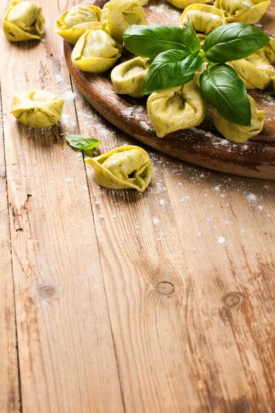 Hemgjord obehandlad italienska tortellini — Stockfoto