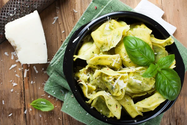 Prato de tortellini italiano saboroso — Fotografia de Stock