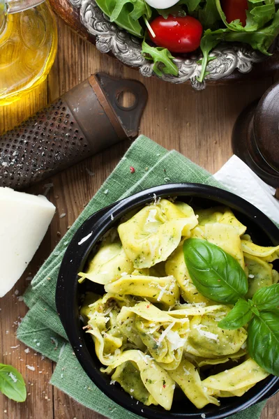 Danie pikantne włoski tortellini — Zdjęcie stockowe
