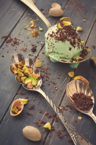 Spoon with chopped pistachios and ice cream — Stock Photo, Image