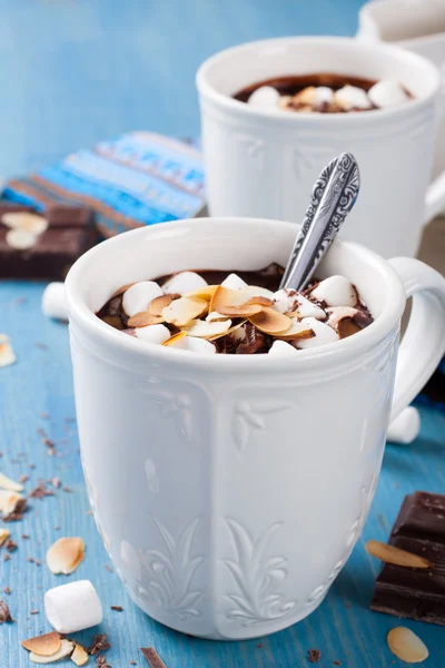 Twee kopjes chocolademelk amandel — Stockfoto