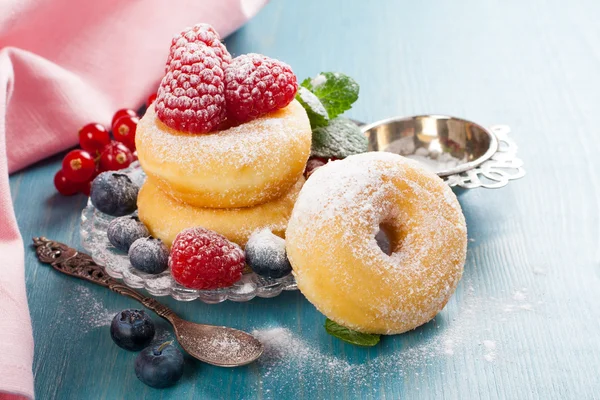 Frühstück mit Mini-Donuts und Beeren — Stockfoto