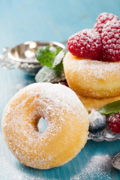 Frühstück mit Mini-Donuts und Beeren — Stockfoto