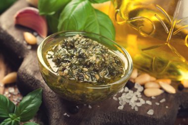 Ev yapımı pesto rustik ahşap kesme tahtası üzerinde. 