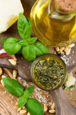 ev yapımı pesto rustik ahşap kesme tahtası. 