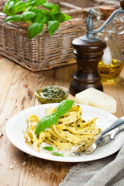 pesto ve fesleğen ile ev yapımı makarna pişmiş 