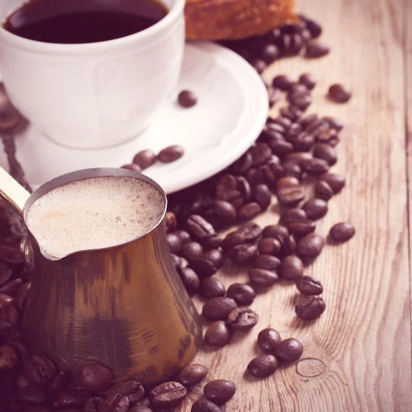 Old coffee pot and cup on wooden rustic background — Stock Photo, Image