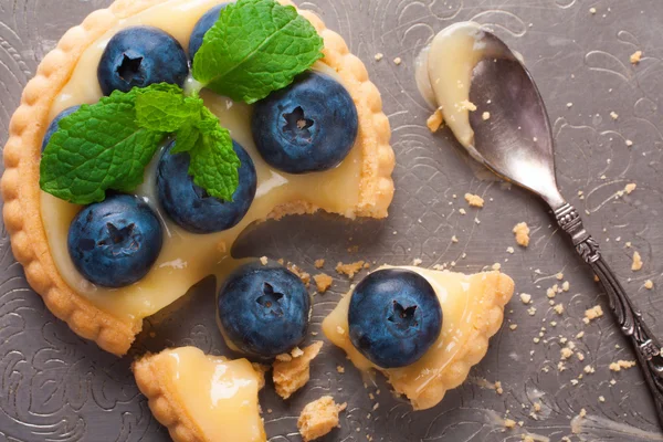 Broken tartlet with lime curd and blueberries — Stock Photo, Image