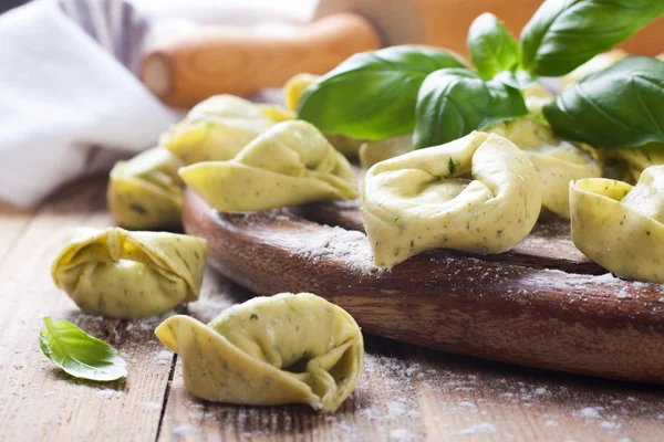 Domowe surowego tortelloni włoski — Zdjęcie stockowe