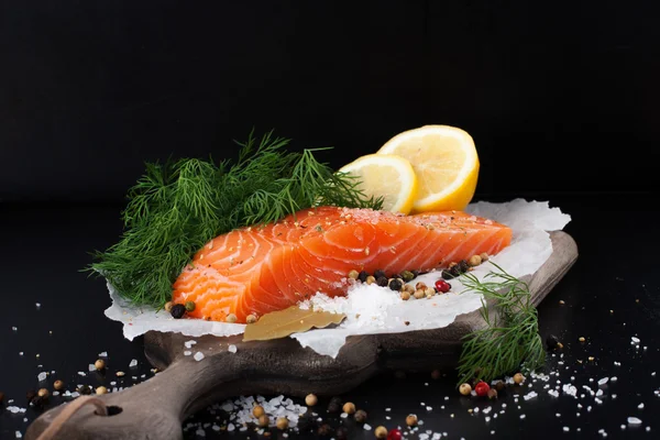 Delizioso filetto di salmone, ricco di olio di omega 3 — Foto Stock