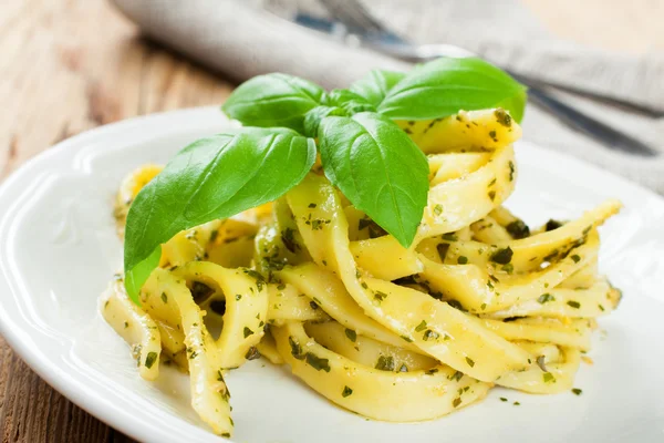 Makaron tagliatelle z sosem pesto i bazylią — Zdjęcie stockowe