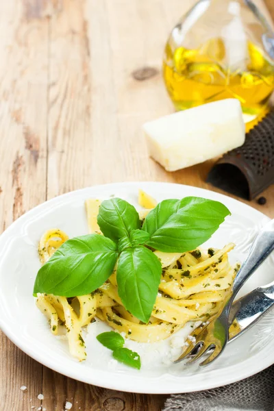 Pasta tagliatelle with pesto sauce and basil — Stock Photo, Image