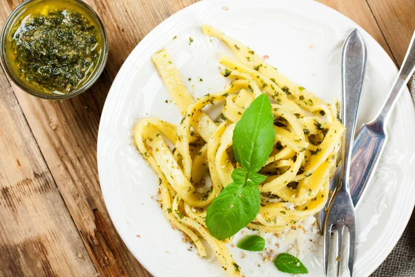 Pastas caseras cocidas con pesto y albahaca — Foto de Stock